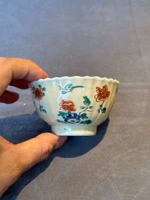 A pair of Chinese famille verte cafe-au-lait-ground cups and saucers, Kangxi — foto 3