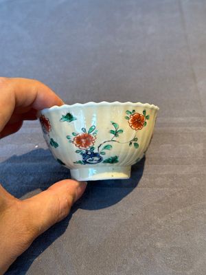 A pair of Chinese famille verte cafe-au-lait-ground cups and saucers, Kangxi — foto 4