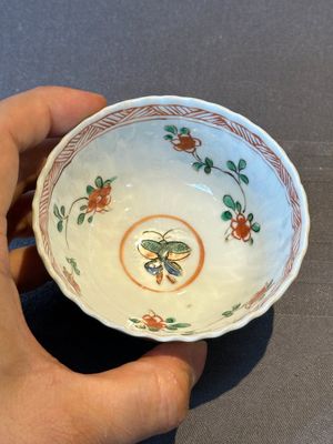 A pair of Chinese famille verte cafe-au-lait-ground cups and saucers, Kangxi — foto 5