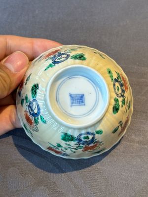 A pair of Chinese famille verte cafe-au-lait-ground cups and saucers, Kangxi — foto 6