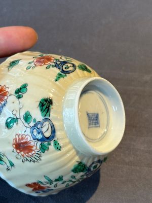 A pair of Chinese famille verte cafe-au-lait-ground cups and saucers, Kangxi — foto 7
