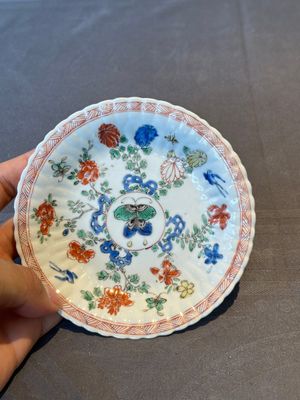 A pair of Chinese famille verte cafe-au-lait-ground cups and saucers, Kangxi — foto 8