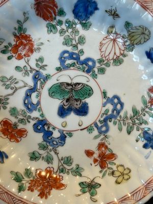 A pair of Chinese famille verte cafe-au-lait-ground cups and saucers, Kangxi — foto 9