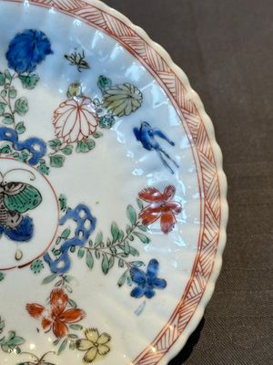 A pair of Chinese famille verte cafe-au-lait-ground cups and saucers, Kangxi — foto 10
