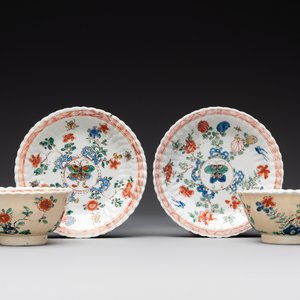 A pair of Chinese famille verte cafe-au-lait-ground cups and saucers, Kangxi — foto 1