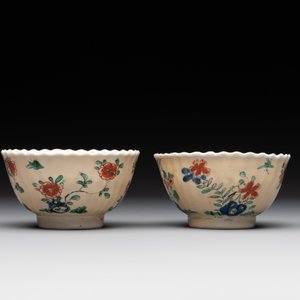 A pair of Chinese famille verte cafe-au-lait-ground cups and saucers, Kangxi — foto 2