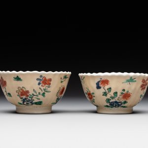 A pair of Chinese famille verte cafe-au-lait-ground cups and saucers, Kangxi — foto 3