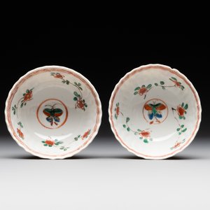 A pair of Chinese famille verte cafe-au-lait-ground cups and saucers, Kangxi — foto 4