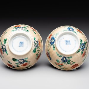 A pair of Chinese famille verte cafe-au-lait-ground cups and saucers, Kangxi — foto 5