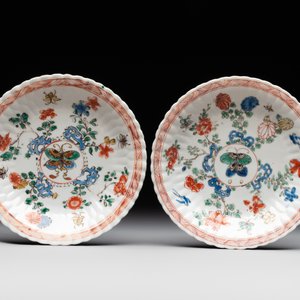 A pair of Chinese famille verte cafe-au-lait-ground cups and saucers, Kangxi — foto 6