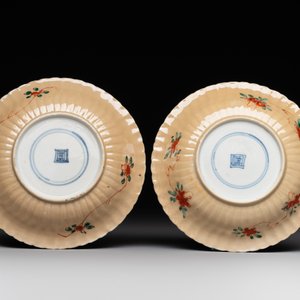 A pair of Chinese famille verte cafe-au-lait-ground cups and saucers, Kangxi — foto 7