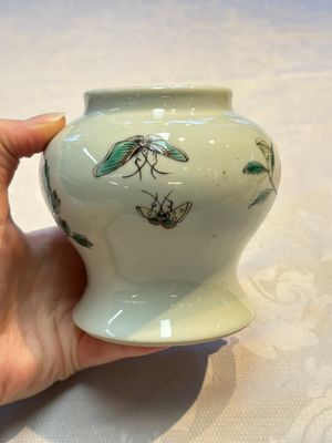 A pair of Chinese famille verte covered jars, a Tieguai Li figure, a blue and white teapot and a biscuit saucer, Kangxi and Qing Yu Tang mark, 19th C. — photo 12
