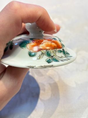A pair of Chinese famille verte covered jars, a Tieguai Li figure, a blue and white teapot and a biscuit saucer, Kangxi and Qing Yu Tang mark, 19th C. — photo 18