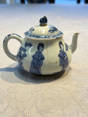 A pair of Chinese famille verte covered jars, a Tieguai Li figure, a blue and white teapot and a biscuit saucer, Kangxi and Qing Yu Tang mark, 19th C. — photo 30