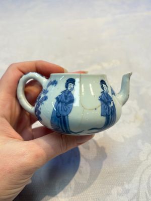 A pair of Chinese famille verte covered jars, a Tieguai Li figure, a blue and white teapot and a biscuit saucer, Kangxi and Qing Yu Tang mark, 19th C. — photo 31