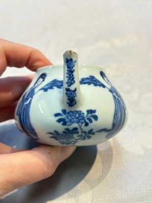 A pair of Chinese famille verte covered jars, a Tieguai Li figure, a blue and white teapot and a biscuit saucer, Kangxi and Qing Yu Tang mark, 19th C. — photo 32