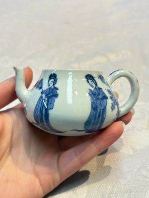 A pair of Chinese famille verte covered jars, a Tieguai Li figure, a blue and white teapot and a biscuit saucer, Kangxi and Qing Yu Tang mark, 19th C. — photo 33