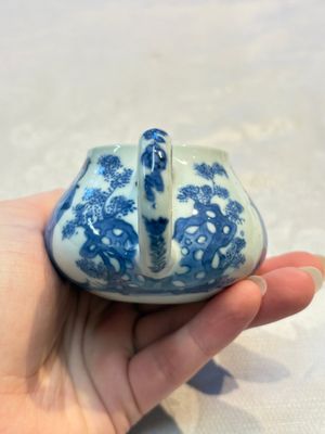 A pair of Chinese famille verte covered jars, a Tieguai Li figure, a blue and white teapot and a biscuit saucer, Kangxi and Qing Yu Tang mark, 19th C. — photo 34