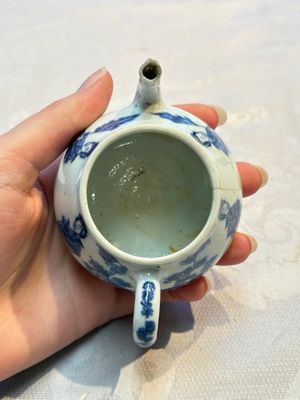 A pair of Chinese famille verte covered jars, a Tieguai Li figure, a blue and white teapot and a biscuit saucer, Kangxi and Qing Yu Tang mark, 19th C. — photo 35
