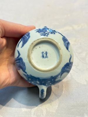 A pair of Chinese famille verte covered jars, a Tieguai Li figure, a blue and white teapot and a biscuit saucer, Kangxi and Qing Yu Tang mark, 19th C. — photo 36