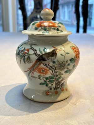 A pair of Chinese famille verte covered jars, a Tieguai Li figure, a blue and white teapot and a biscuit saucer, Kangxi and Qing Yu Tang mark, 19th C. — photo 8