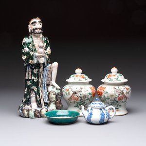 A pair of Chinese famille verte covered jars, a Tieguai Li figure, a blue and white teapot and a biscuit saucer, Kangxi and Qing Yu Tang mark, 19th C. — photo 1