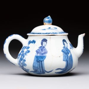 A pair of Chinese famille verte covered jars, a Tieguai Li figure, a blue and white teapot and a biscuit saucer, Kangxi and Qing Yu Tang mark, 19th C. — photo 11