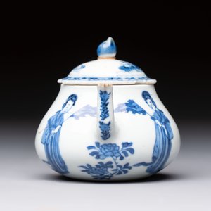 A pair of Chinese famille verte covered jars, a Tieguai Li figure, a blue and white teapot and a biscuit saucer, Kangxi and Qing Yu Tang mark, 19th C. — photo 12