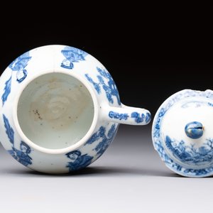 A pair of Chinese famille verte covered jars, a Tieguai Li figure, a blue and white teapot and a biscuit saucer, Kangxi and Qing Yu Tang mark, 19th C. — photo 13