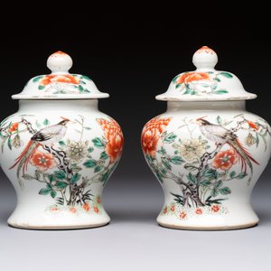 A pair of Chinese famille verte covered jars, a Tieguai Li figure, a blue and white teapot and a biscuit saucer, Kangxi and Qing Yu Tang mark, 19th C. — photo 15