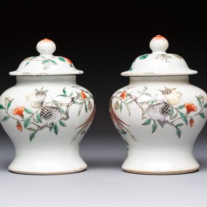 A pair of Chinese famille verte covered jars, a Tieguai Li figure, a blue and white teapot and a biscuit saucer, Kangxi and Qing Yu Tang mark, 19th C. — photo 16
