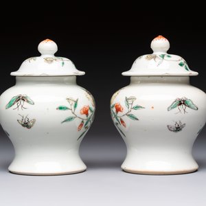A pair of Chinese famille verte covered jars, a Tieguai Li figure, a blue and white teapot and a biscuit saucer, Kangxi and Qing Yu Tang mark, 19th C. — photo 17