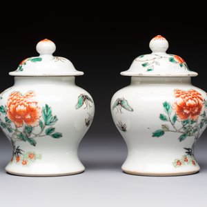 A pair of Chinese famille verte covered jars, a Tieguai Li figure, a blue and white teapot and a biscuit saucer, Kangxi and Qing Yu Tang mark, 19th C. — photo 18