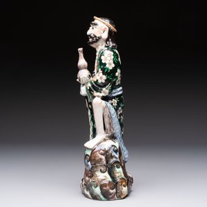 A pair of Chinese famille verte covered jars, a Tieguai Li figure, a blue and white teapot and a biscuit saucer, Kangxi and Qing Yu Tang mark, 19th C. — photo 3