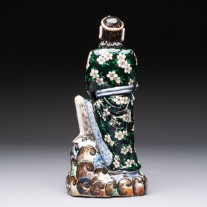 A pair of Chinese famille verte covered jars, a Tieguai Li figure, a blue and white teapot and a biscuit saucer, Kangxi and Qing Yu Tang mark, 19th C. — photo 4