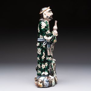 A pair of Chinese famille verte covered jars, a Tieguai Li figure, a blue and white teapot and a biscuit saucer, Kangxi and Qing Yu Tang mark, 19th C. — photo 5