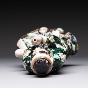 A pair of Chinese famille verte covered jars, a Tieguai Li figure, a blue and white teapot and a biscuit saucer, Kangxi and Qing Yu Tang mark, 19th C. — photo 6