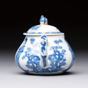 A pair of Chinese famille verte covered jars, a Tieguai Li figure, a blue and white teapot and a biscuit saucer, Kangxi and Qing Yu Tang mark, 19th C. — photo 10