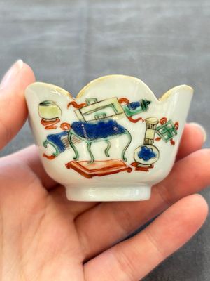 A pair of Chinese famille verte cups and saucers with antiquities, Kangxi — photo 5