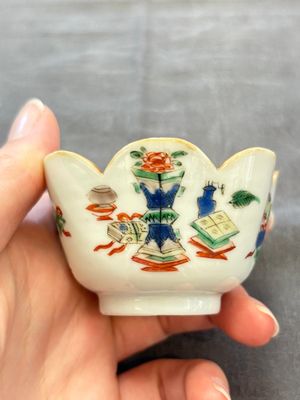 A pair of Chinese famille verte cups and saucers with antiquities, Kangxi — photo 7