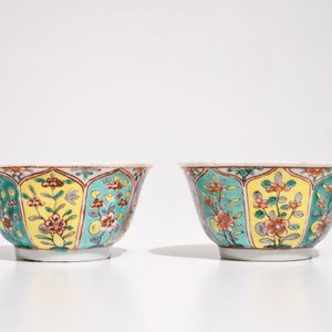 A pair of Chinese famille verte cups and saucers with floral ornamental design, Kangxi — photo 4