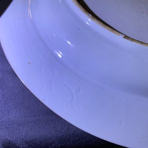 A pair of Chinese famille verte dishes and a café-au-lait-ground plate, Kangxi — 照片 8