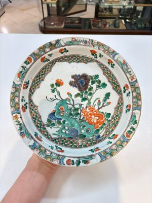 A pair of Chinese famille verte dishes with floral design, lingzhi mark, Kangxi — photo 13