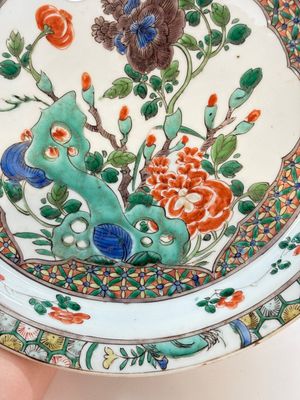 A pair of Chinese famille verte dishes with floral design, lingzhi mark, Kangxi — photo 2