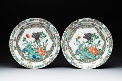 A pair of Chinese famille verte dishes with floral design, lingzhi mark, Kangxi