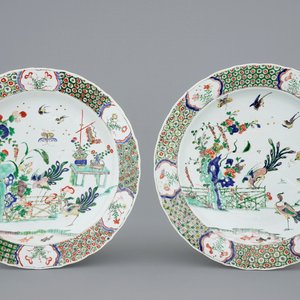 A pair of Chinese famille verte dishes with peacocks in a garden, Kangxi — photo 1