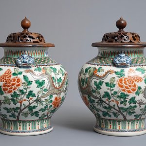 A pair of Chinese famille verte 'dragon' vases, 19/20th C. — photo 2