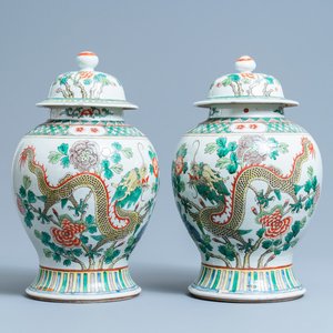 A pair of Chinese famille verte 'dragon' vases and covers, 19th C. — 照片 1