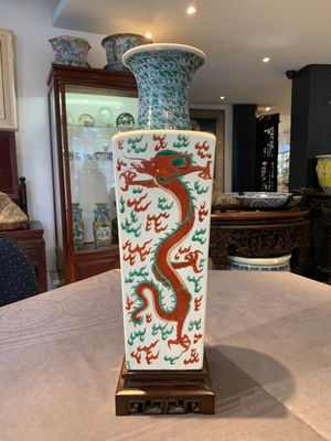 A pair of Chinese famille verte 'dragon' vases and wooden stands, Chenghua mark, 19th C. — photo 1