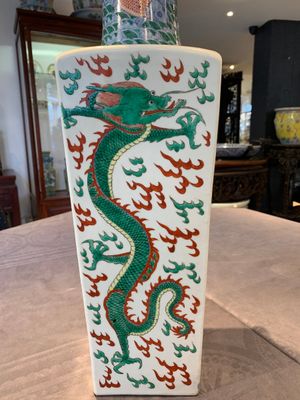 A pair of Chinese famille verte 'dragon' vases and wooden stands, Chenghua mark, 19th C. — photo 12